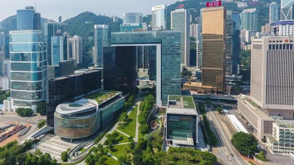 有学者认为当局禁止查册的最终目的是令香港成为不公开、不透明、纵容洗钱,及服务少数权贵的走资中心。图为地处金钟的香港政府大楼。(图片来源:Wpcpey/Wikipedia/ CC BY-SA 4.0