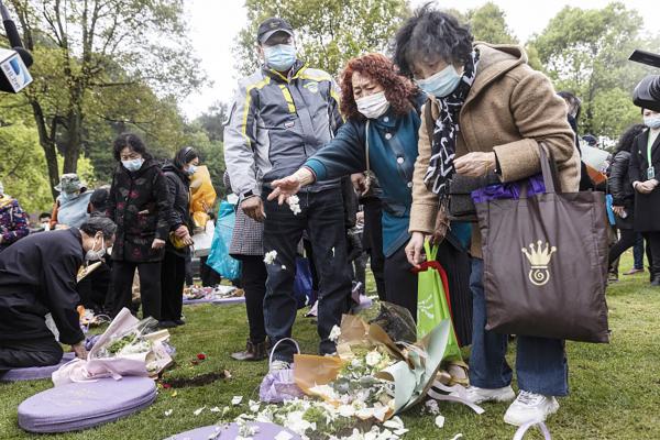 2021年清明节,武汉人祭拜过世亲人。(Getty Images)
