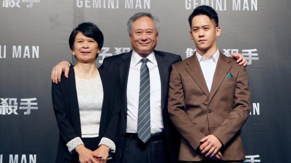 英国影艺学院电影奖（BAFTA）在官网称李安是世界上具有创新精神与备受尊敬的当代影人之一，他的创意精神，无论在电影制作、导演、编剧都备受赞誉。图为李安（C）与妻子和儿子于2019年10月21日在台北美丽华大芝影城出席派拉蒙影业的《双子座的男人》首映礼。(图片来源： Ashley Pon/Getty Images for Paramount Pictures)