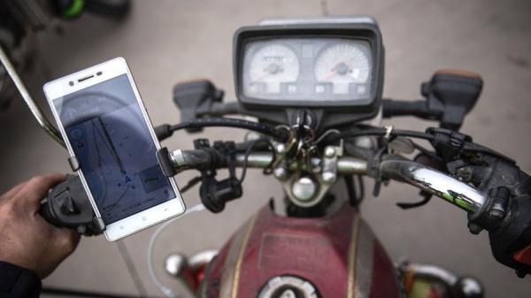 近日河北一名货车司机因北斗“掉线”、不堪重负吞农药身亡。示意图。(图片来源:Wang He/Getty Images)