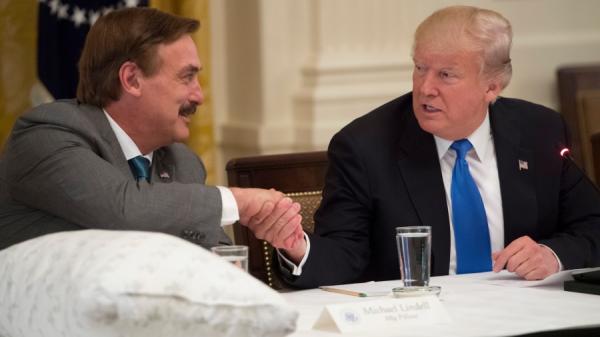 川普与林德尔(L)握手。(图片来源:should read SAUL LOEB/AFP via Getty Images)