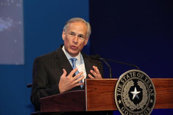 德州州长(Greg Abbott)3月宣布解除口罩令后,遭到总统拜登猛烈抨击(图片来源:Wikimedia)