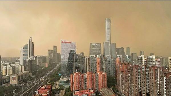 网友上传的照片显示北京下“泥点子”雨。