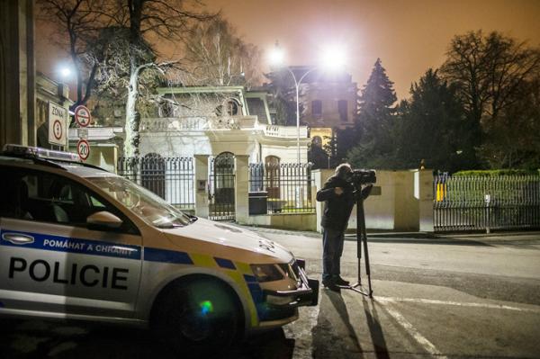 2021年4月17日晚,捷克布拉格的俄罗斯大使馆外。(Gabriel Kuchta/Getty Images)