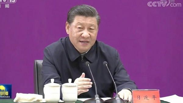 习近平在清华大学讲话时,仍然是用2个茶杯。