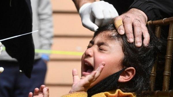 印度4月25日单日确诊和死亡人数全破纪录,最令人担心的是,此波疫情确诊者还出现包括腹泻、意识模糊、口鼻流血等症状。 (示意图 / 图片来源:TAUSEEF MUSTAFA/AFP via Getty Images)