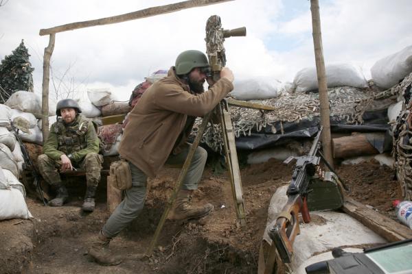 2021年4月22日,一名乌克兰军人通过潜望镜观察俄罗斯军队的动向。(ANATOLII STEPANOV/AFP/Getty Images)