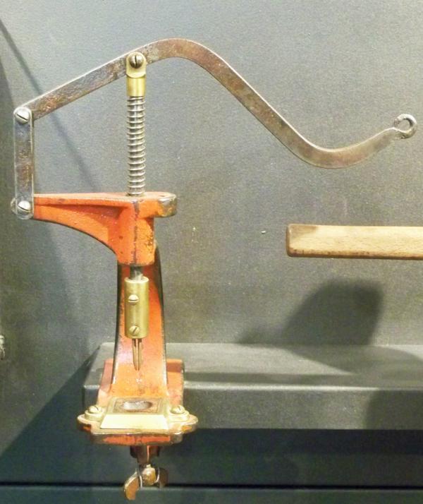 手动樱桃去核机(Véronique PAGNIER/Wikipedia/CC BY-SA 3.0)