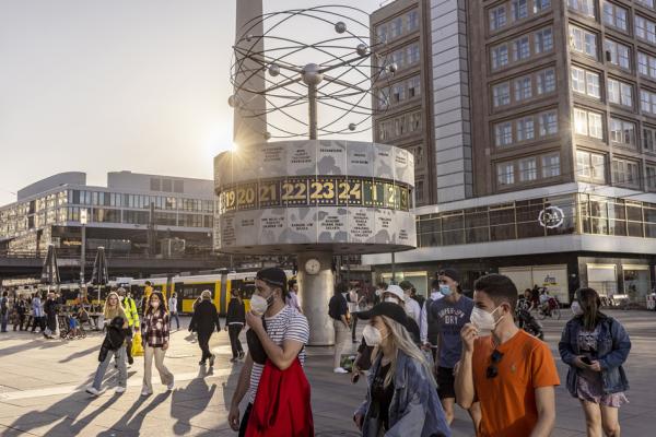 2021年3月31日德国柏林,戴着口罩的行人(Maja Hitij/Getty Images)