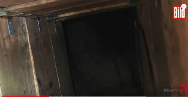 德国小镇发生人行道路面下陷,工人修缮时竟发现一条地道直通银行金库。(图片来源:视频截图)