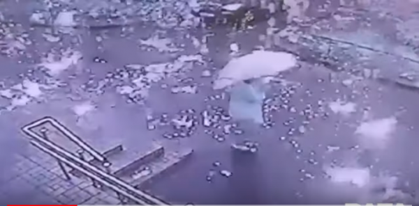 俄罗斯圣彼得堡近日出现一阵骇人的 “ 电光雨 ”,让路上行人惊愕。(图片来源:视频截图)