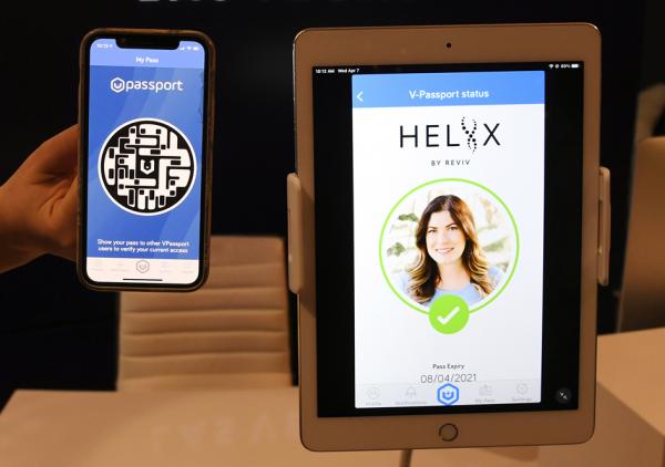 2021年4月7日在美国内华达州拉斯维加斯的一个展会上展示的一家英国公司为手机和iPad开发的疫苗护照应用程序。( Ethan Miller/Getty Images )