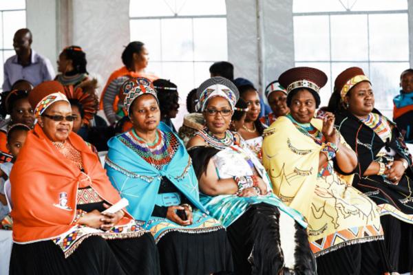 南非祖鲁王的其中5位妻子,坐中间的是德拉米尼。(RAJESH JANTILAL/AFP via Getty Images)