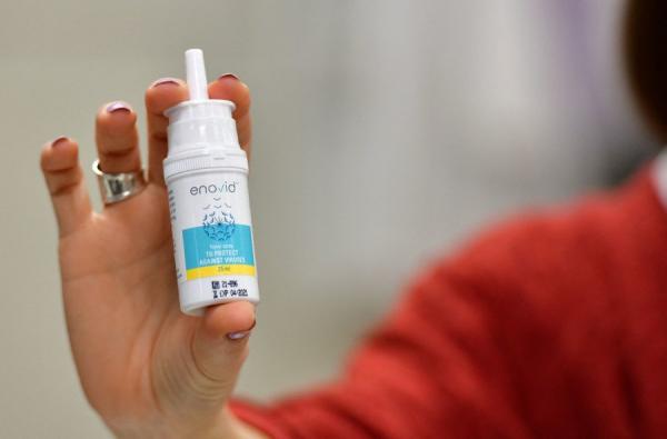 2021年3月26日在加拿大温哥华办事处,SaNOtize的首席执行官兼联合创始人Gilly Regev博士展示了她开发的新型ENOVID鼻喷雾剂。(图片来源:DON MACKINNON/AFP via Getty Images)