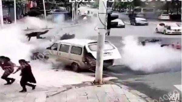 湖北武汉一处路面20日突然发生爆炸,强大的威力波及来往路人、车辆,多人受伤。(图片来源:视频截图)