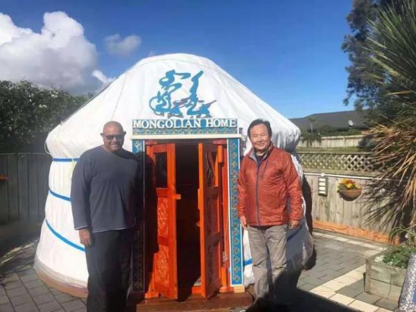 巴图老人向当地人展示自家的蒙古包(以下图片均来源:松布尔巴图提供)