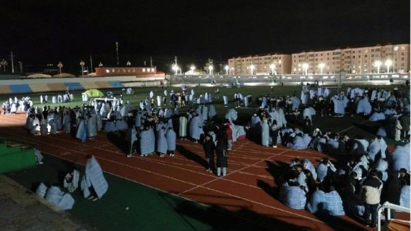 22日凌晨,青海发生7.4级地震。西宁、兰州、成都等多地震感强烈,民众涌出室外躲避(图片来源:微博)