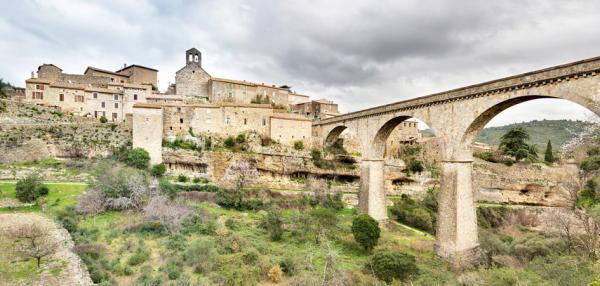 小镇全景,镇上的教堂和高架桥(123RF)