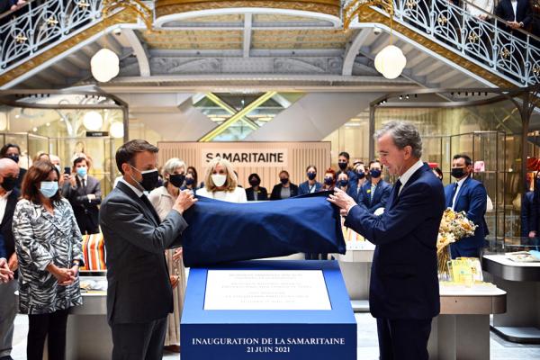 马克龙(左)与阿尔诺(右)为沙玛丽丹百货重新开业揭幕。(CHRISTOPHE ARCHAMBAULT/AFP via Getty Images)