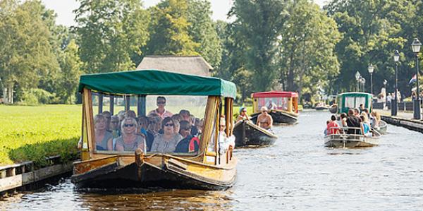 仙境般的荷兰小镇,游客在搭船(Uwe Aranas/Wikimedia/CC BY-SA 3.0)