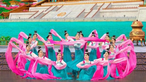 神韵艺术团展示的“身带手 胯带腿”技术技巧,是最高境界的身法技术要求。(图片来源:神韵艺术团官方网站)