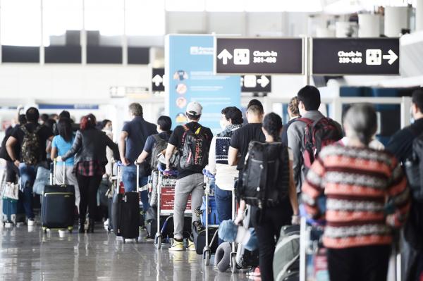 6月3日,意大利罗马机场,旅客在排队等候办理登记手续。(FILIPPO MONTEFORTE/AFP via Getty Images)