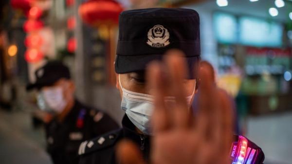 广东疫情确诊不止，有广州民众透露，从5日清晨开始警车巡逻大喇叭广播“要想活得久，不要到处走！”示意图。（图片来源：NICOLAS ASFOURI/AFP via Getty Images)）