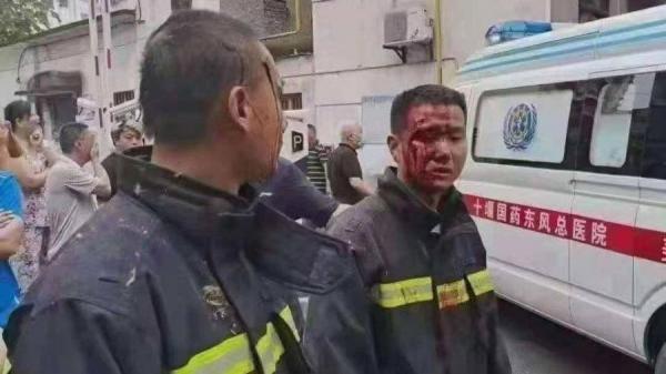 消防员受伤,血流满面(图片来源:网络)