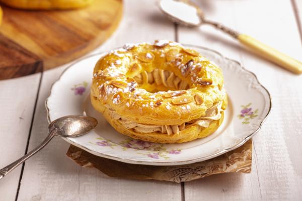 法国传统的巴黎-布雷斯特车轮泡芙 (123RF)