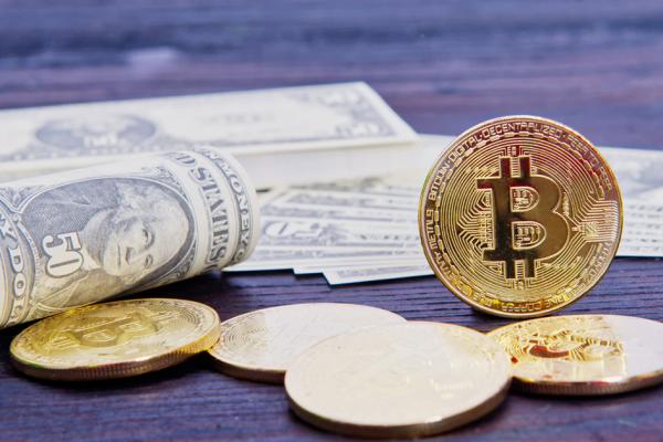 加密货币与美元(123RF)