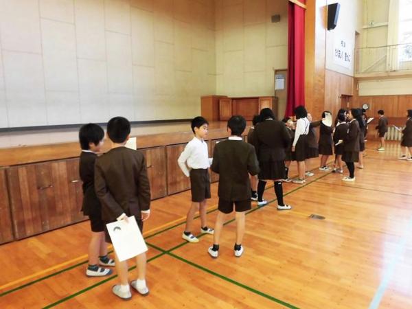 学生们在上交流课以培养良好的交流方式。(图：八代市立八千把小学官网)