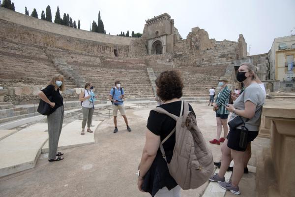 6月19日,若干德国游客游览西班牙卡塔赫纳罗马剧院遗址。(Alfonso Duran/Getty Images)