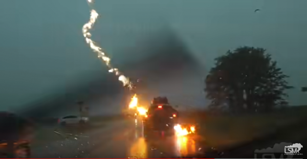 美国堪萨斯州一辆载有一家五口的汽车遭雷击,所幸全家人平安无事。(图片来源:视频截图)