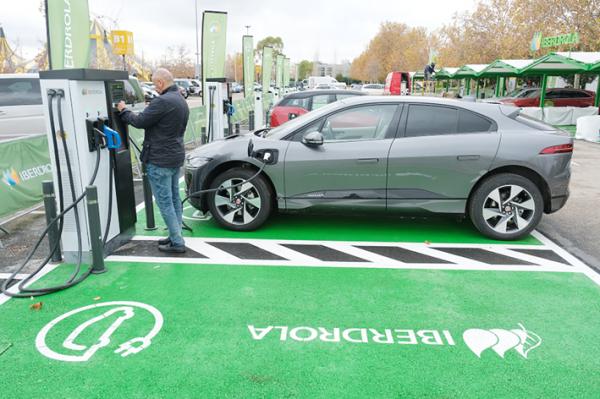 西班牙马德里,一名男子正在给一辆电动车充电。(Sean Gallup/Getty Images)