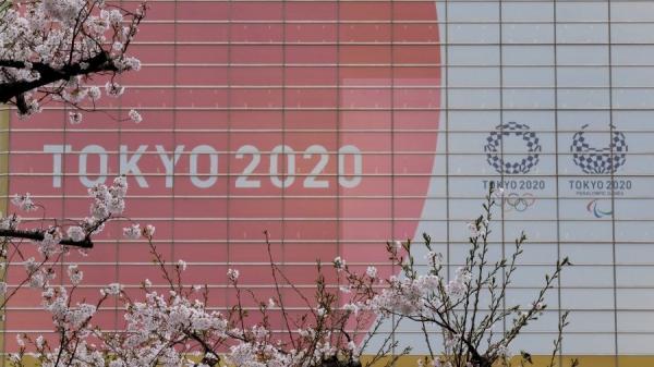 2020年3月30日,一栋建筑物外的东京奥运会和残奥会的徽标。(图片来源: KAZUHIRO NOGI/AFP via Getty Images)