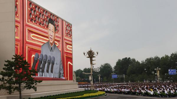7月1日上午,习近平身穿灰色毛式中山装在北京天安门城楼亮相。(Lintao Zhang/Getty Images)