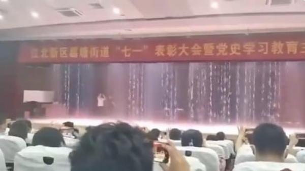 南京扬子一中演讲厅惨变“水帘洞”(图片来源:微博)