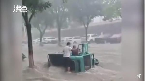 河北有民众抱树自救，还有车辆被激流冲走。（图片来源：视频截图）