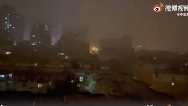 北京12日正逢当地30年大最大暴雨侵袭。（图片来源：视频截图）