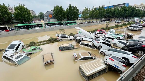 郑州城区京广隧道被洪水淹没。(STR/AFP via Getty Images)