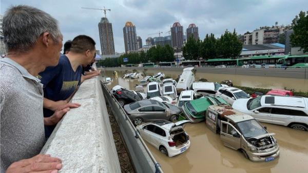 2021年7月21日,中国郑州发洪水,街道上大量车辆被淹。(图片来源:STR/AFP via Getty Images)