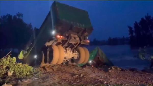 河南卫河多处决堤,填入卡车石头仍未能起作用,多地告急(图片来源:视频截图)