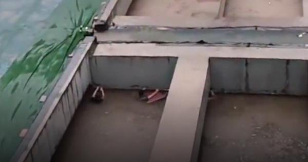 三名男子在灌满水的隧道里死里逃生。(视频截图)