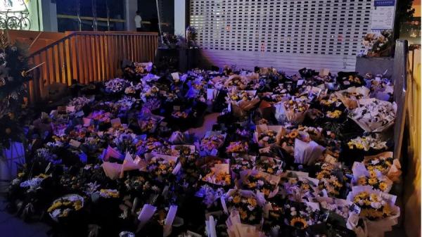 7月26日是郑州洪灾遇难者的头七,当地民众献花祭奠却遭官方围挡(图片来源:网络截图)