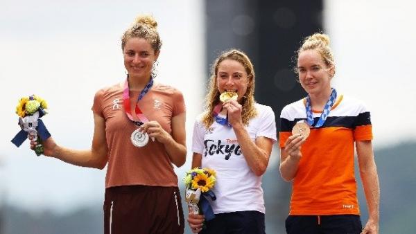 选手们究竟为何要用“把奖牌咬一口”的姿势,来庆祝胜利呢?(图片来源:Tim de Waele/Getty Images)