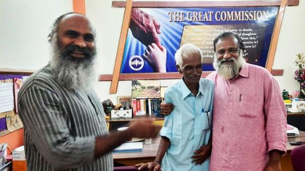 通加尔(中)回到家中。