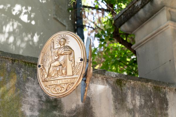 法国公证人的标志（123RF）