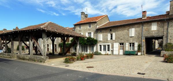 小镇上的建筑和老市场（123RF）