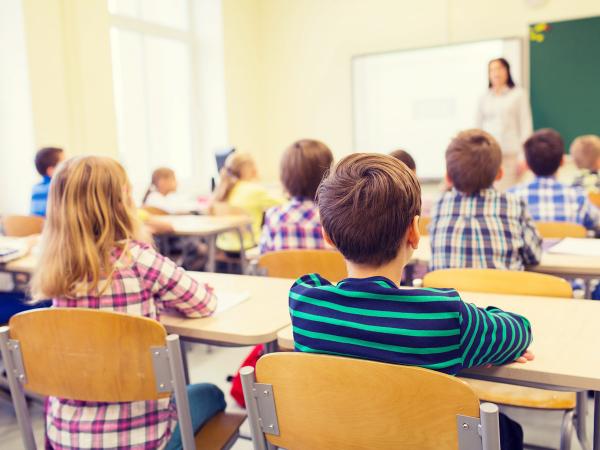 初中和高中病毒感染的接触者中，未接种疫苗的学生必须在家中远程上课，接种了疫苗的学生则可以正常去学校上课。（123RF）