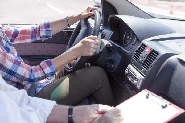 近几个月法兰西岛各驾校因报名人数激增、教练人手不足、考试限定名额太少等原因,让本来考驾照冗长的周期变得更长。(123RF)